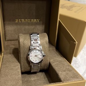 🐻 BURBERRY Women’s Heritage Nova Check Diamond 26mm Watch Stainless Steel + Box